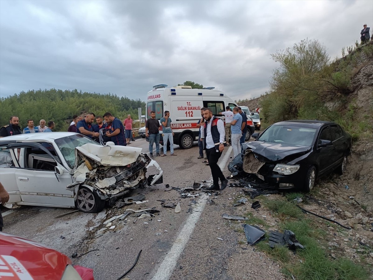 Osmaniye'nin Kadirli ilçesinde iki otomobilin çarpışması sonucu 1 kişi öldü, 1 kişi...