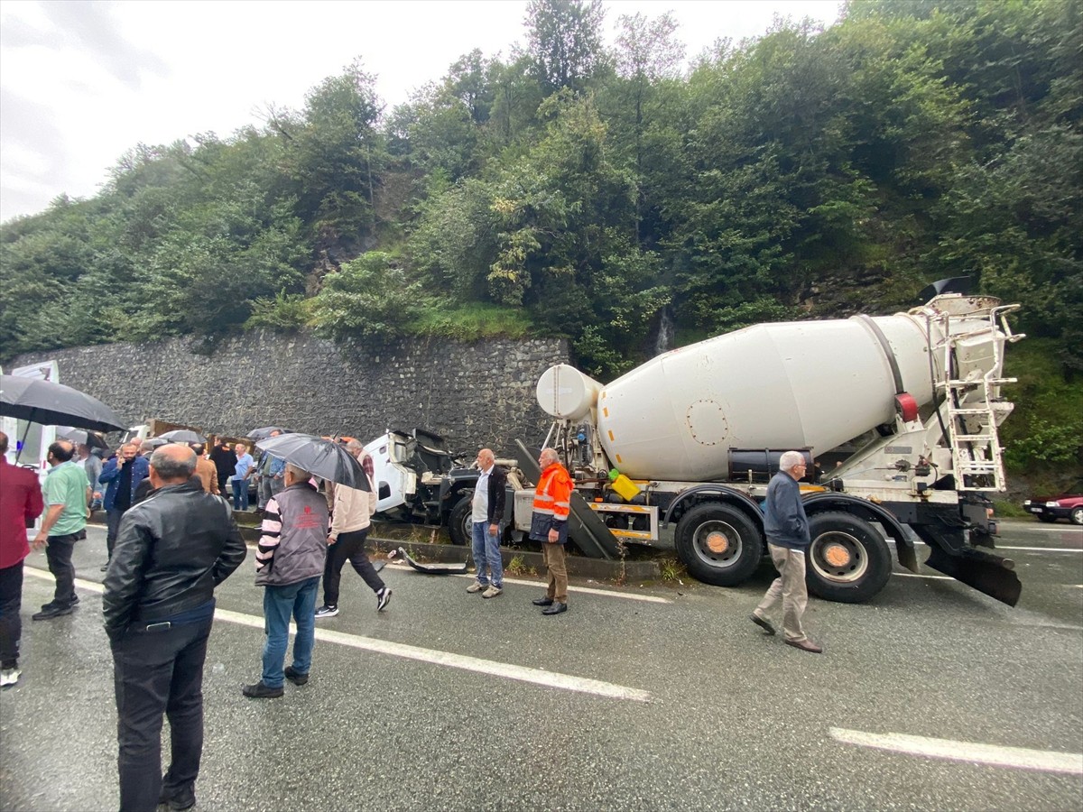 Rize'nin Kalkandere ilçesinde kamyon ile beton mikserinin çarpışması sonucu 2 kişi yaralandı.