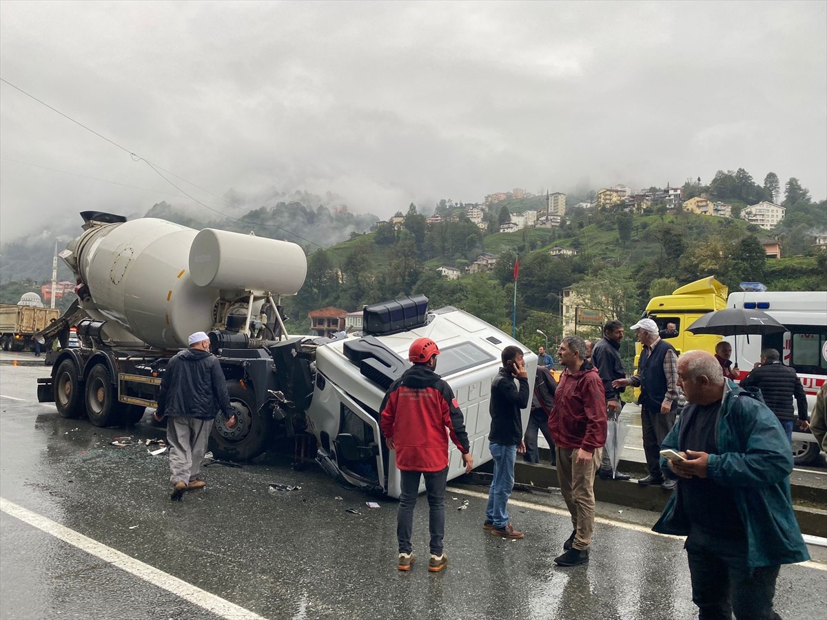 Rize'nin Kalkandere ilçesinde kamyon ile beton mikserinin çarpışması sonucu 2 kişi yaralandı.