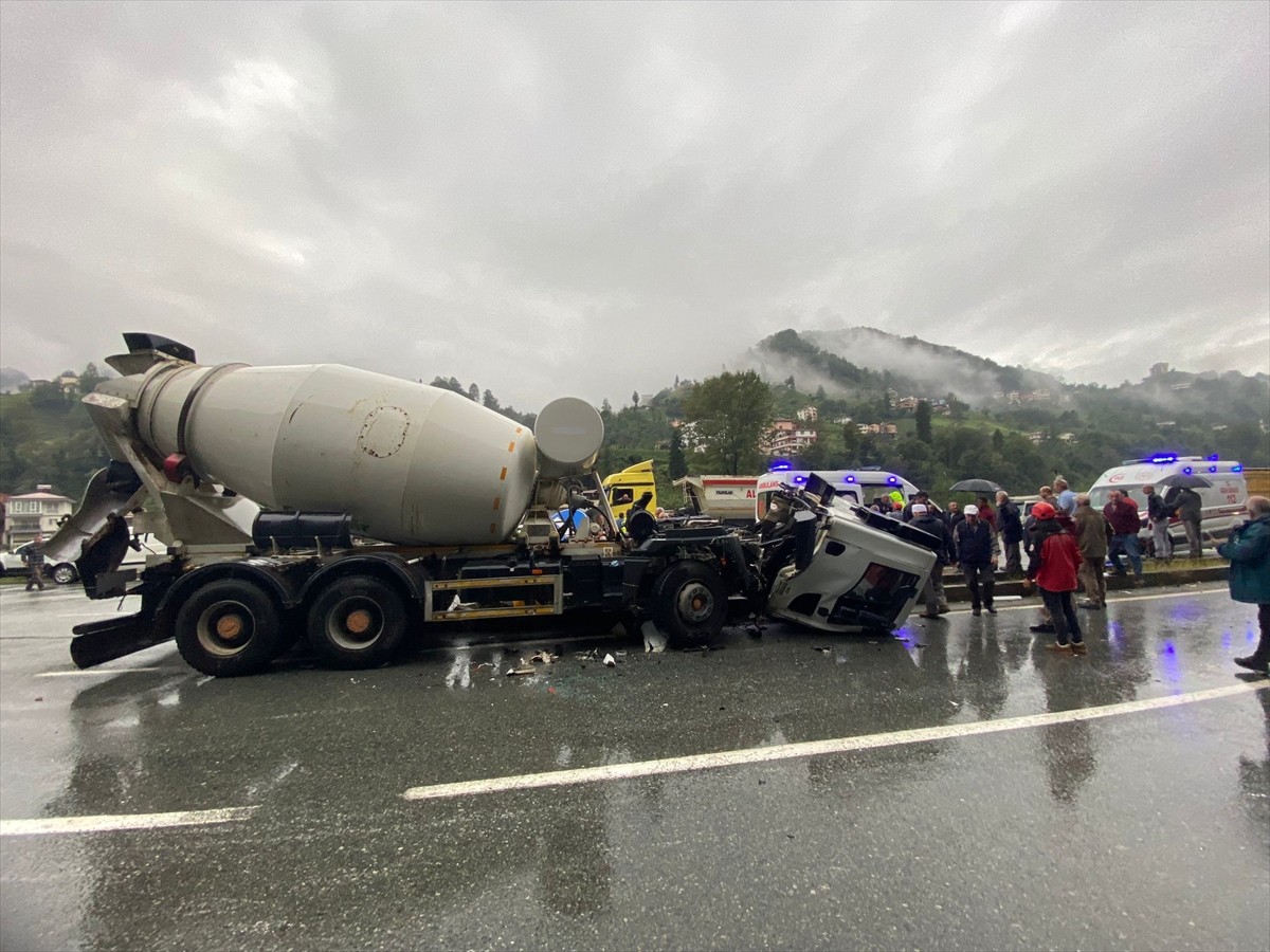 Rize'nin Kalkandere ilçesinde kamyon ile beton mikserinin çarpışması sonucu 2 kişi yaralandı.