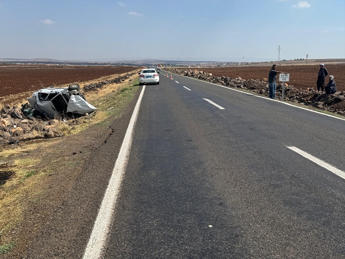 Şanlıurfa'nın Siverek ilçesinde yol kenarına devrilen otomobildeki biri bebek 5 kişi...