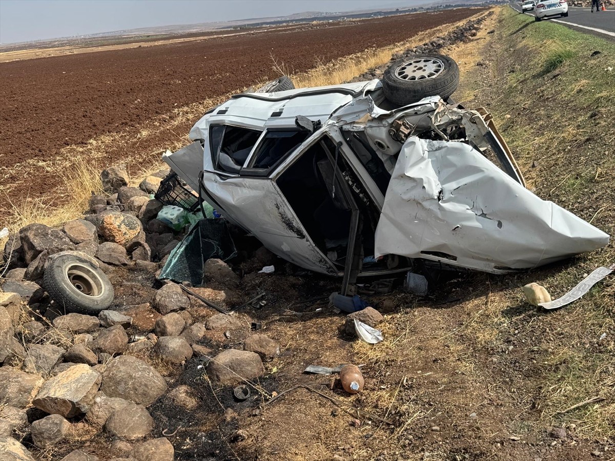 Şanlıurfa'nın Siverek ilçesinde yol kenarına devrilen otomobildeki biri bebek 5 kişi...