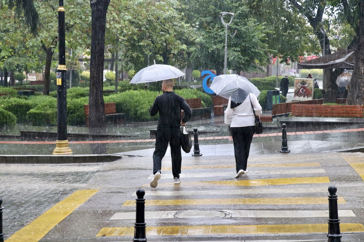 Trabzon'un Ortahisar ve Akçaabat ilçelerinde sağanak hayatı olumsuz etkiledi. Yağışa hazırlıksız...