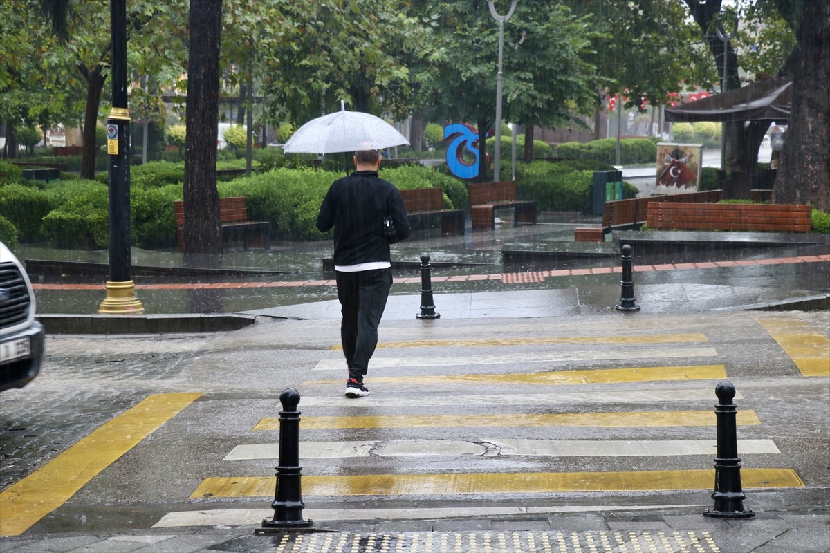 Trabzon'un Ortahisar ve Akçaabat ilçelerinde sağanak hayatı olumsuz etkiledi. Yağışa hazırlıksız...