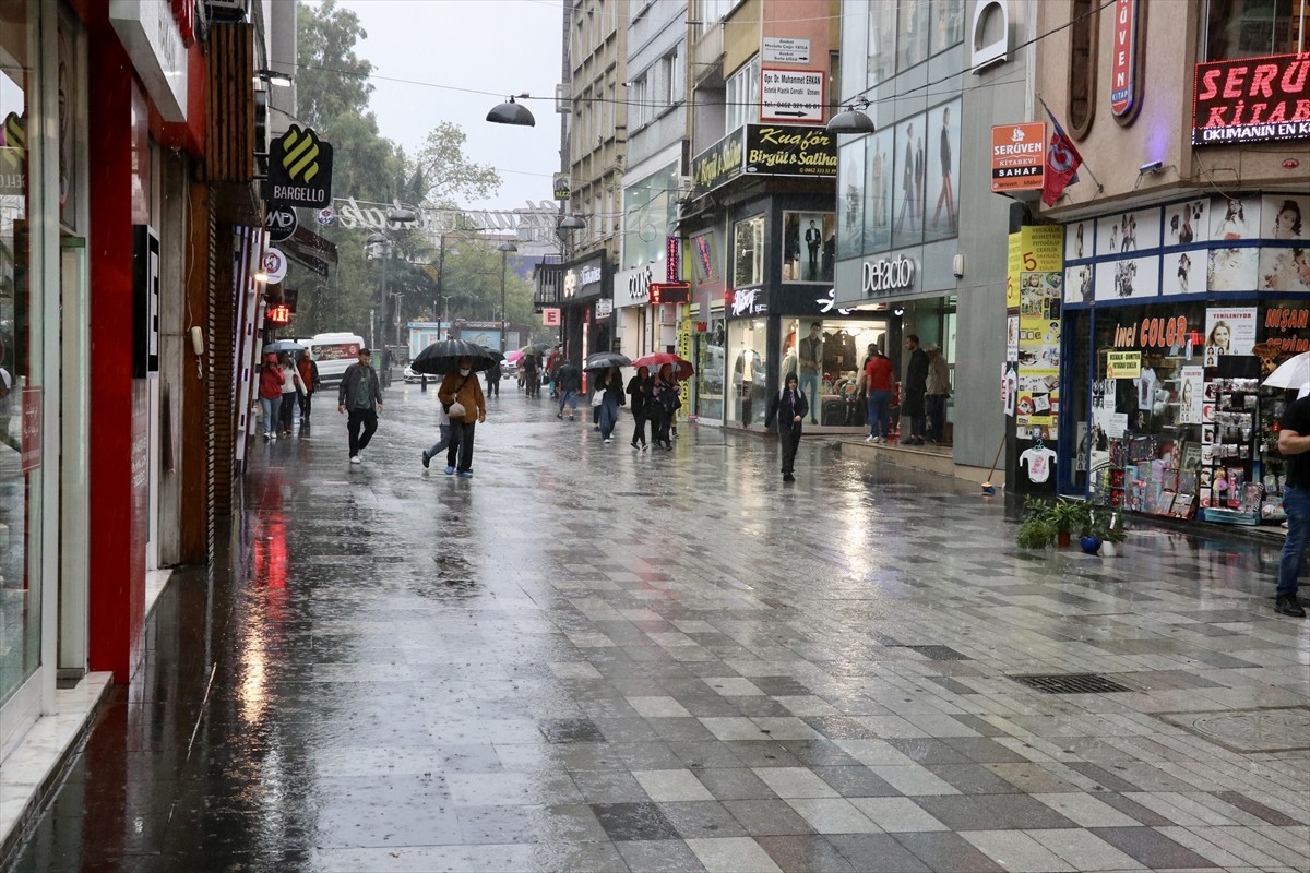 Trabzon'un Ortahisar ve Akçaabat ilçelerinde sağanak hayatı olumsuz etkiledi. Yağışa hazırlıksız...