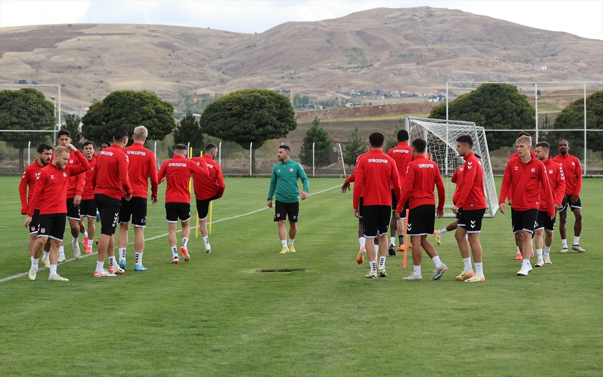 Trendyol Süper Lig'in 8. haftasında deplasmanda Göztepe ile karşılaşacak Net Global Sivasspor...