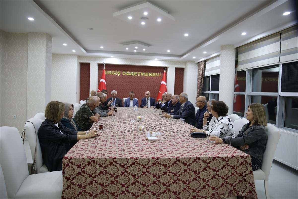 Van'da Erciş Lisesi'nden 1968'de mezun olan lise arkadaşları, yıllar sonra bir araya gelerek...