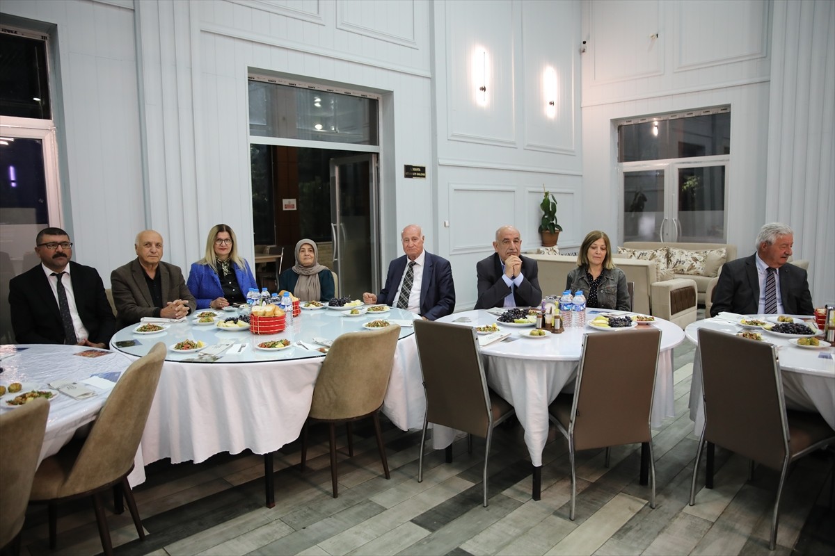 Van'da Erciş Lisesi'nden 1968'de mezun olan lise arkadaşları, yıllar sonra bir araya gelerek...