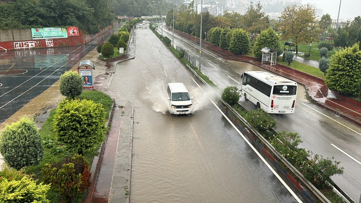 Zonguldak'ta iki gündür devam eden kuvvetli yağış, günlük yaşamı ve ulaşımı olumsuz etkiledi....