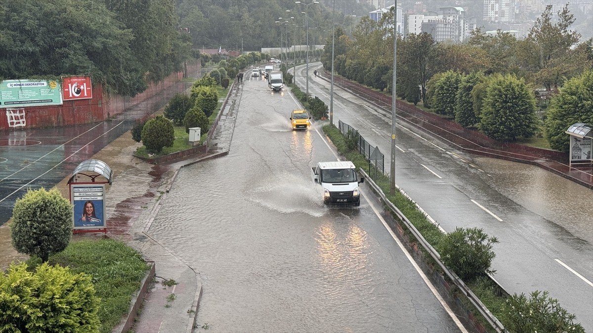 Zonguldak'ta iki gündür devam eden kuvvetli yağış, günlük yaşamı ve ulaşımı olumsuz etkiledi....