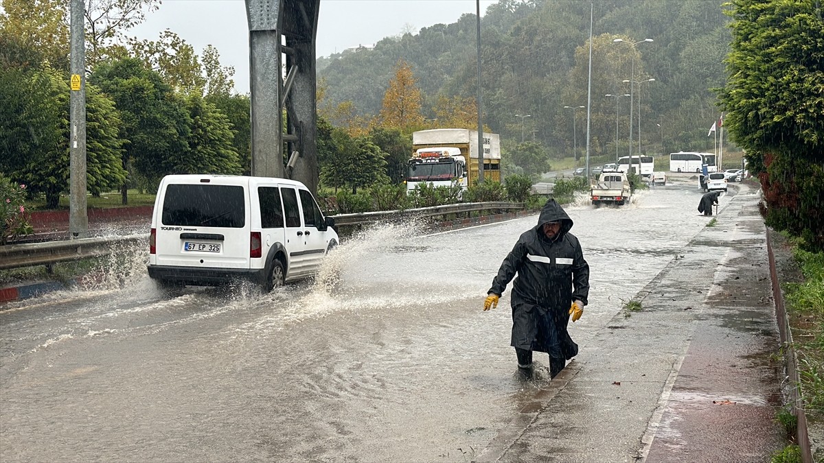 Zonguldak'ta iki gündür devam eden kuvvetli yağış, günlük yaşamı ve ulaşımı olumsuz etkiledi....