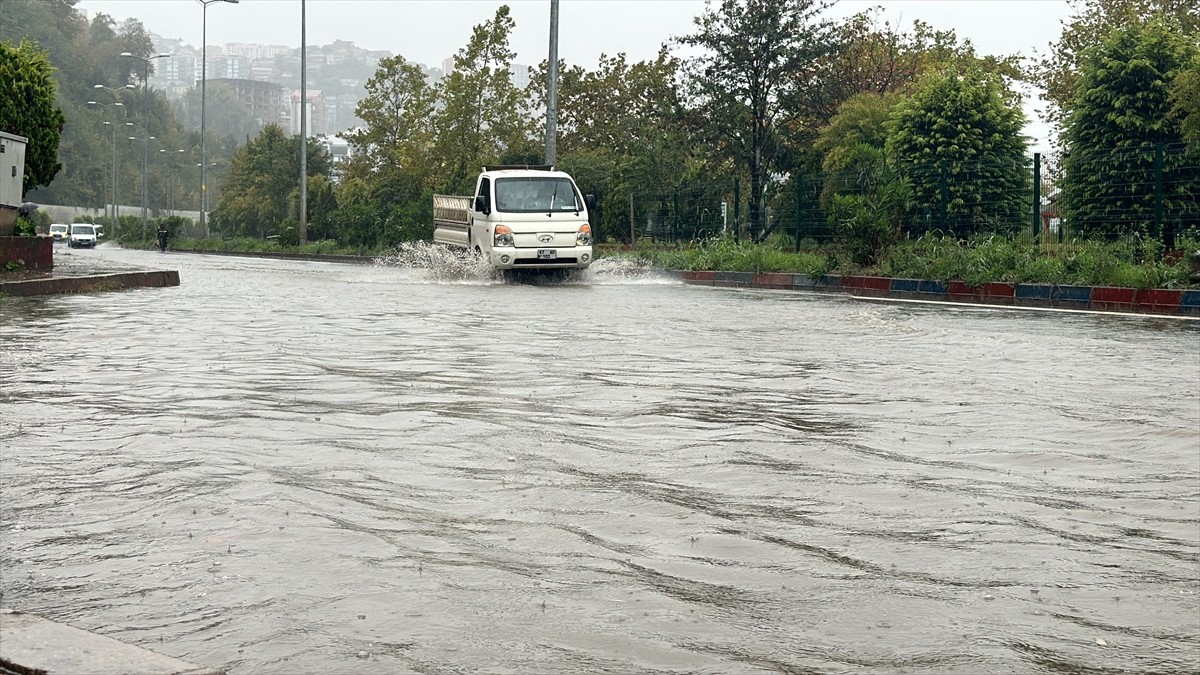 Zonguldak'ta iki gündür devam eden kuvvetli yağış, günlük yaşamı ve ulaşımı olumsuz etkiledi....