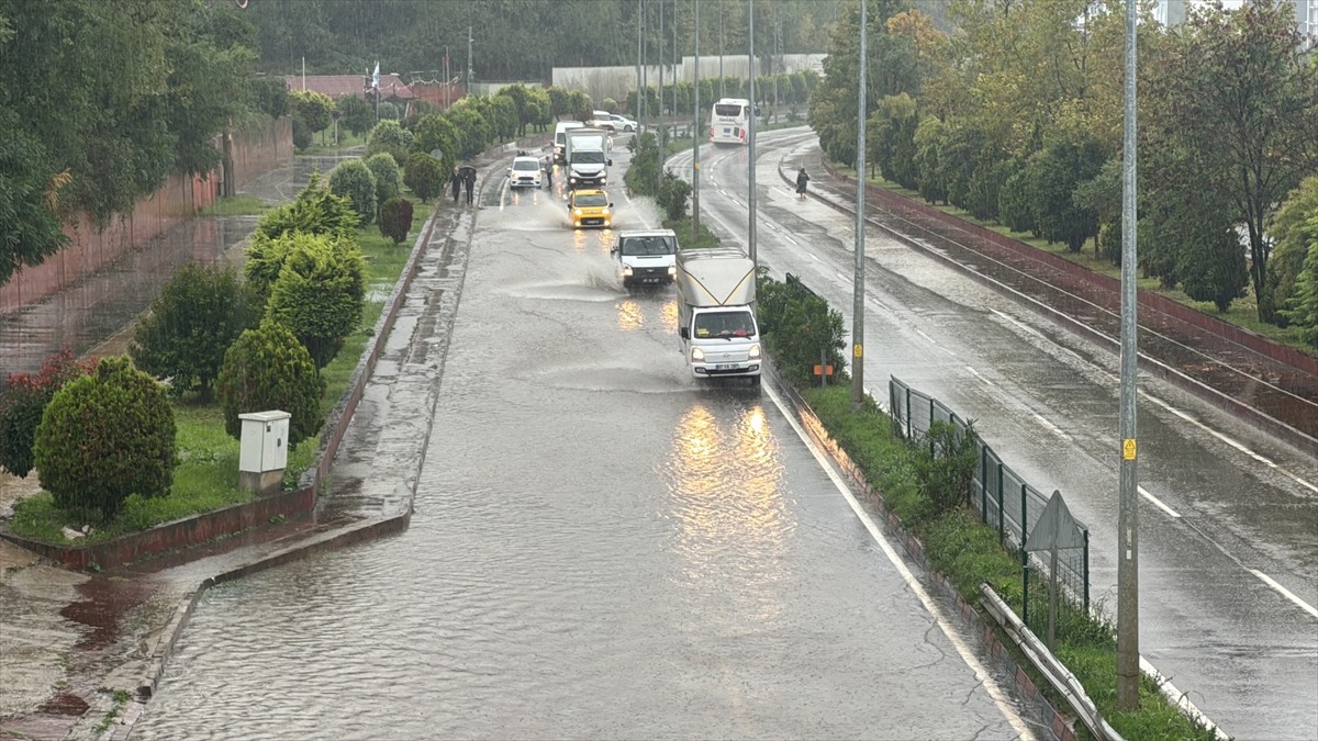 Zonguldak'ta iki gündür devam eden kuvvetli yağış, günlük yaşamı ve ulaşımı olumsuz etkiledi....