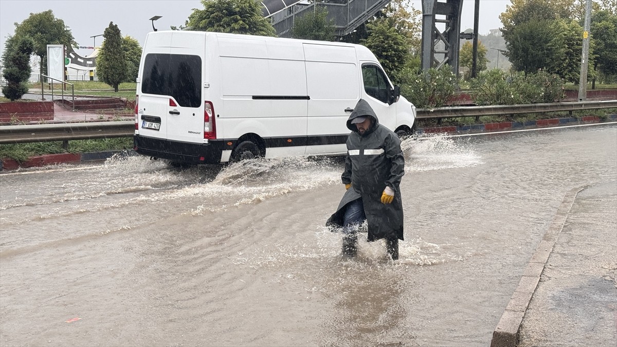 Zonguldak'ta iki gündür devam eden kuvvetli yağış, günlük yaşamı ve ulaşımı olumsuz etkiledi....