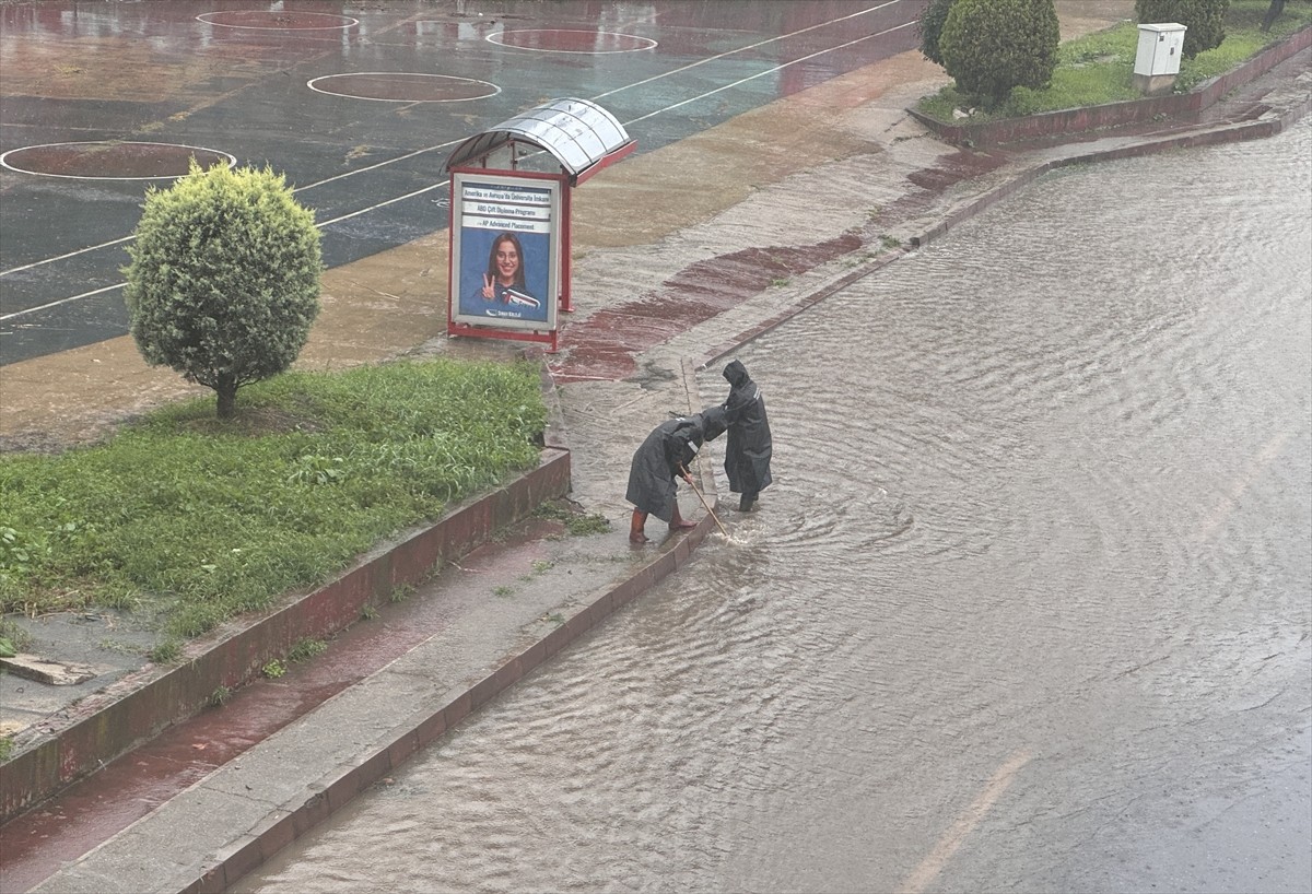 Zonguldak'ta iki gündür devam eden kuvvetli yağış, günlük yaşamı ve ulaşımı olumsuz etkiledi....