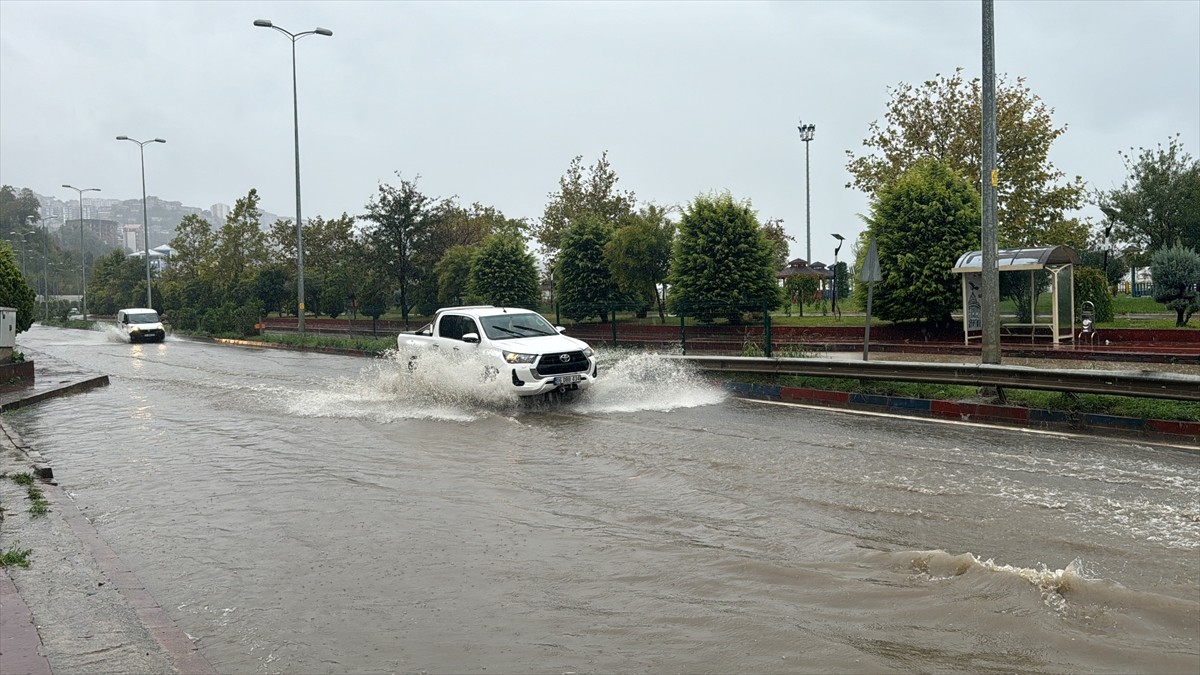 Zonguldak'ta iki gündür devam eden kuvvetli yağış, günlük yaşamı ve ulaşımı olumsuz etkiledi....