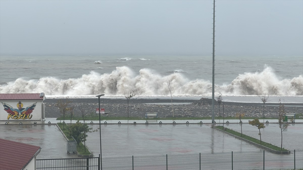 Zonguldak'ta iki gündür devam eden kuvvetli yağış, günlük yaşamı ve ulaşımı olumsuz etkiledi....