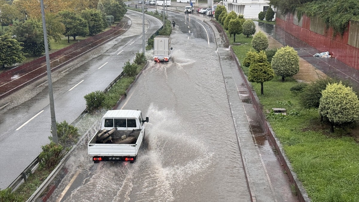 Zonguldak'ta iki gündür devam eden kuvvetli yağış, günlük yaşamı ve ulaşımı olumsuz etkiledi....