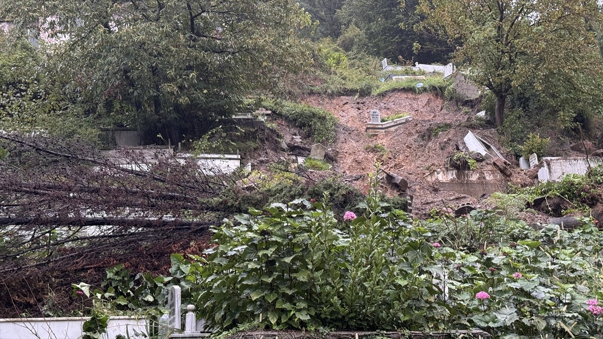 Zonguldak'ta iki gündür devam eden kuvvetli yağış, günlük yaşamı ve ulaşımı olumsuz etkiliyor....