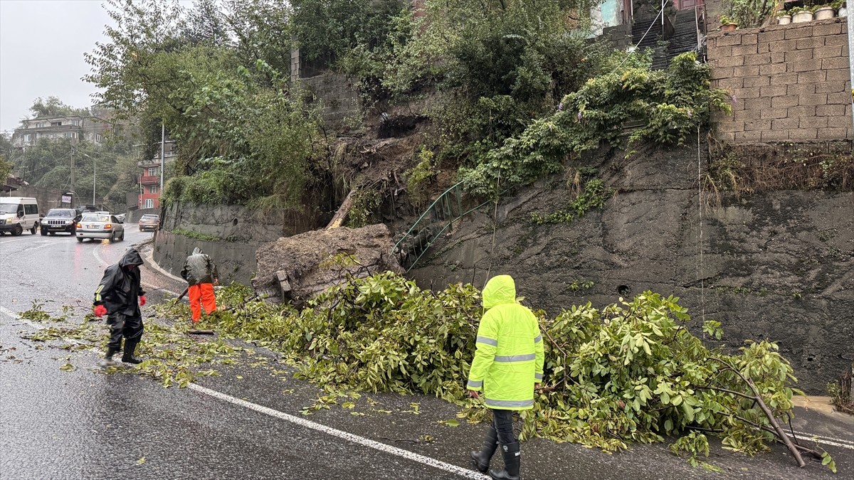 Zonguldak'ta iki gündür devam eden kuvvetli yağış, günlük yaşamı ve ulaşımı olumsuz etkiliyor....