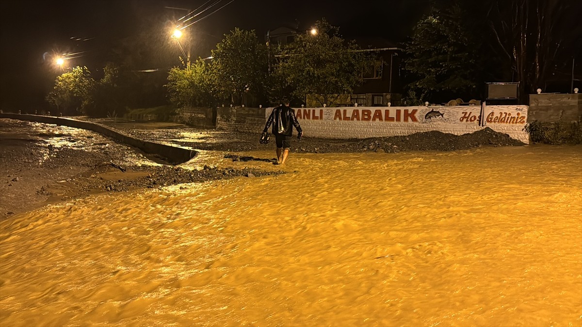 Zonguldak'ta iki gündür devam eden kuvvetli yağış, günlük yaşamı ve ulaşımı olumsuz etkiliyor....