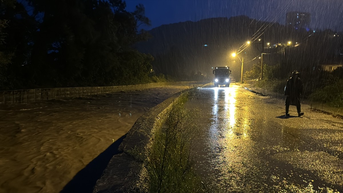 Zonguldak'ta iki gündür devam eden kuvvetli yağış, günlük yaşamı ve ulaşımı olumsuz etkiliyor....