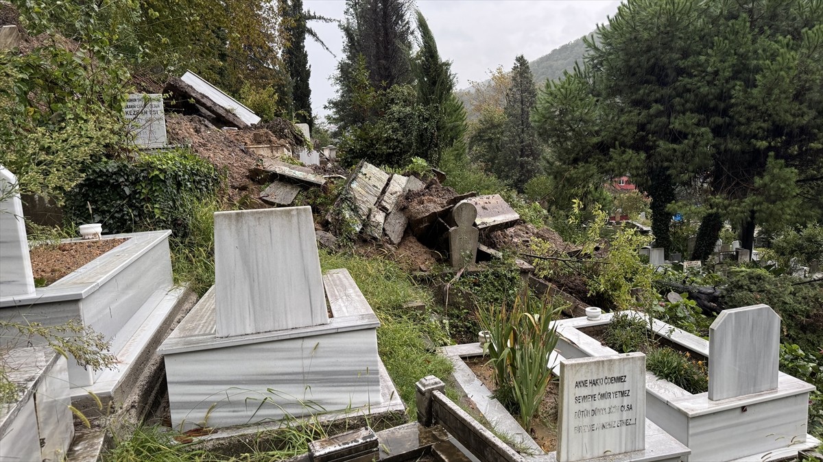 Zonguldak'ta iki gündür devam eden kuvvetli yağış, günlük yaşamı ve ulaşımı olumsuz etkiliyor....