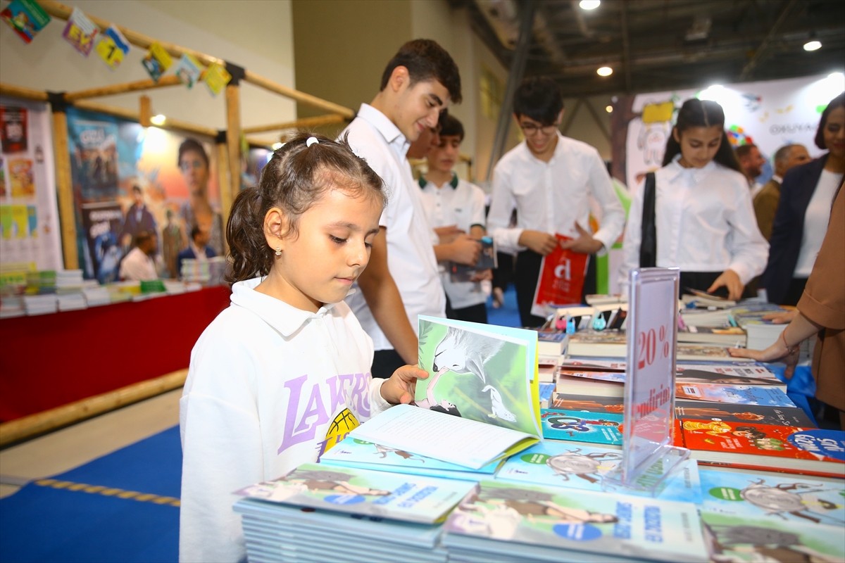 Azerbaycan'da 10. Uluslararası Bakü Kitap Fuarı kapılarını kitapseverlere açtı. Ünlü şair ve...