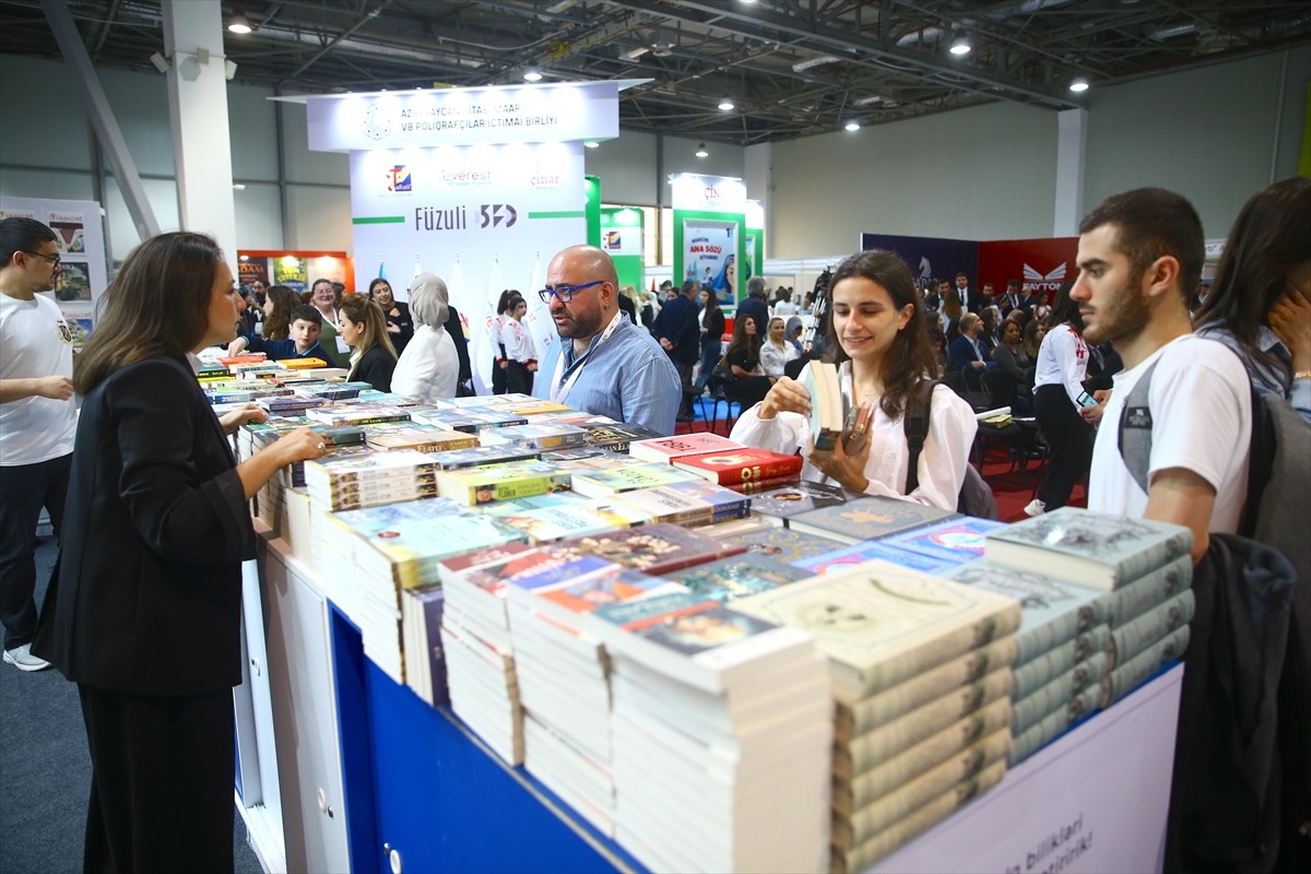 Azerbaycan'da 10. Uluslararası Bakü Kitap Fuarı kapılarını kitapseverlere açtı. Ünlü şair ve...