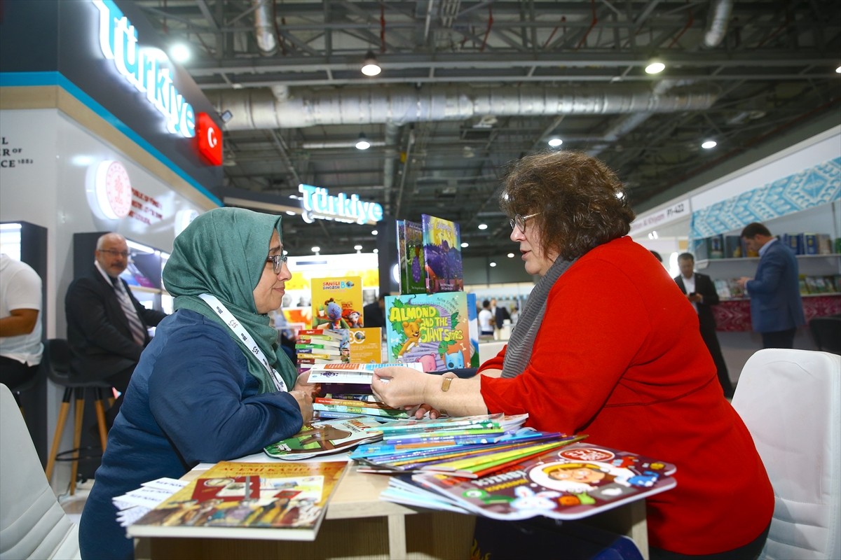 Azerbaycan'da 10. Uluslararası Bakü Kitap Fuarı kapılarını kitapseverlere açtı. Ünlü şair ve...