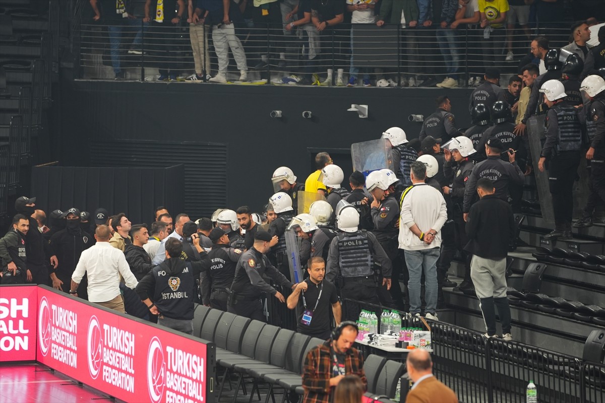 Basketbolda Fenerbahçe Opet ile Beşiktaş arasında Basketbol Gelişim Merkezi'nde oynanan FIBA...