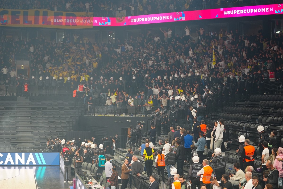 Basketbolda Fenerbahçe Opet ile Beşiktaş arasında Basketbol Gelişim Merkezi'nde oynanan FIBA...