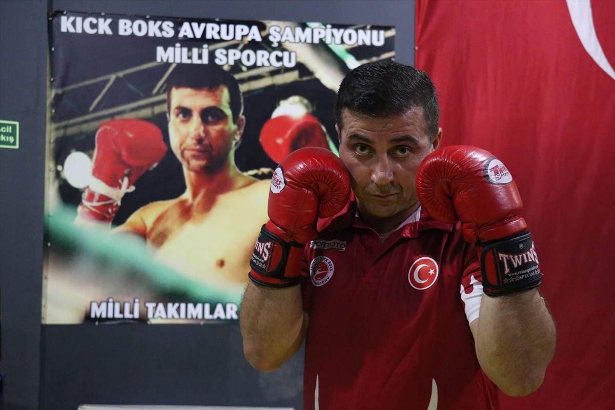 Bursa'da yaşadığı mahallede gündüzleri muhtarlık hizmetini yerine getiren milli kick boks...