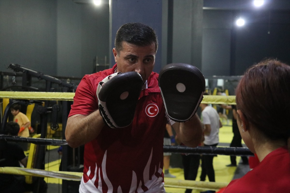 Bursa'da yaşadığı mahallede gündüzleri muhtarlık hizmetini yerine getiren milli kick boks...