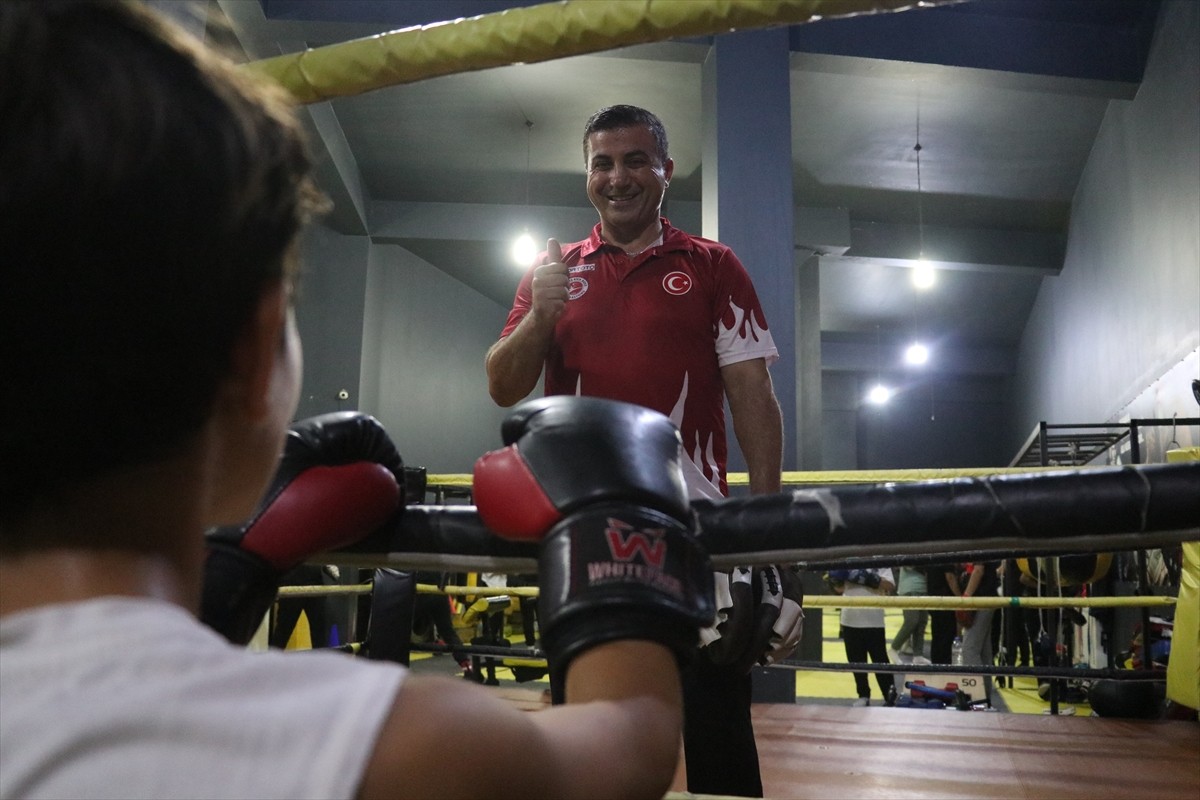 Bursa'da yaşadığı mahallede gündüzleri muhtarlık hizmetini yerine getiren milli kick boks...