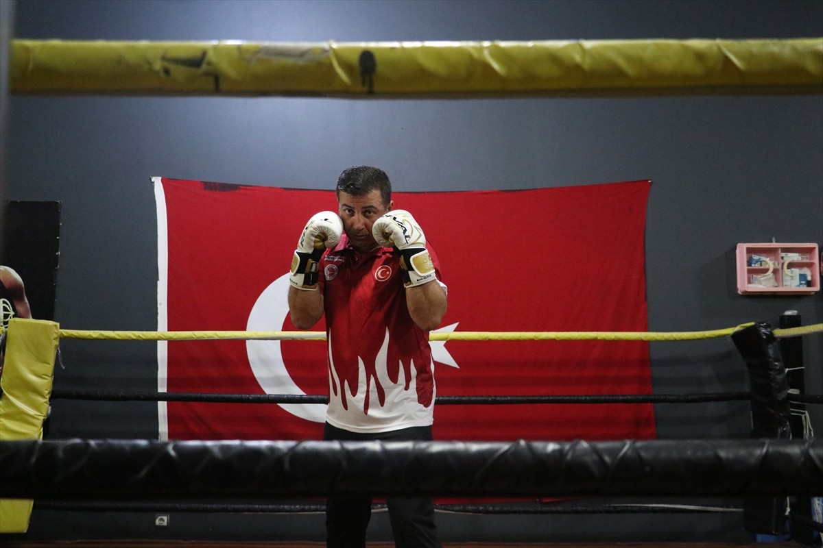 Bursa'da yaşadığı mahallede gündüzleri muhtarlık hizmetini yerine getiren milli kick boks...