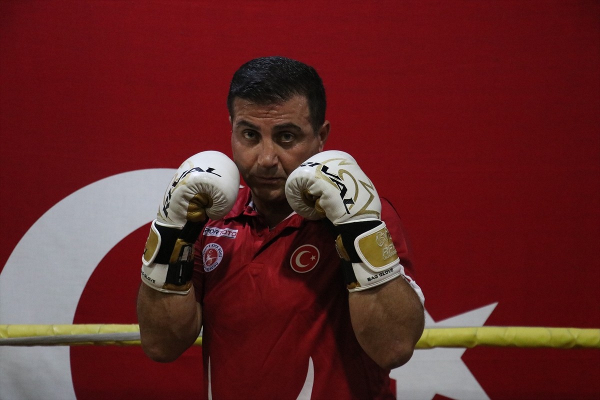 Bursa'da yaşadığı mahallede gündüzleri muhtarlık hizmetini yerine getiren milli kick boks...