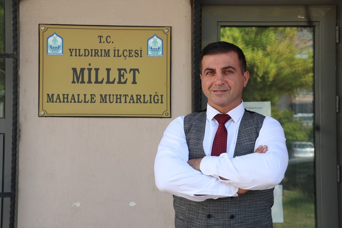 Bursa'da yaşadığı mahallede gündüzleri muhtarlık hizmetini yerine getiren milli kick boks...