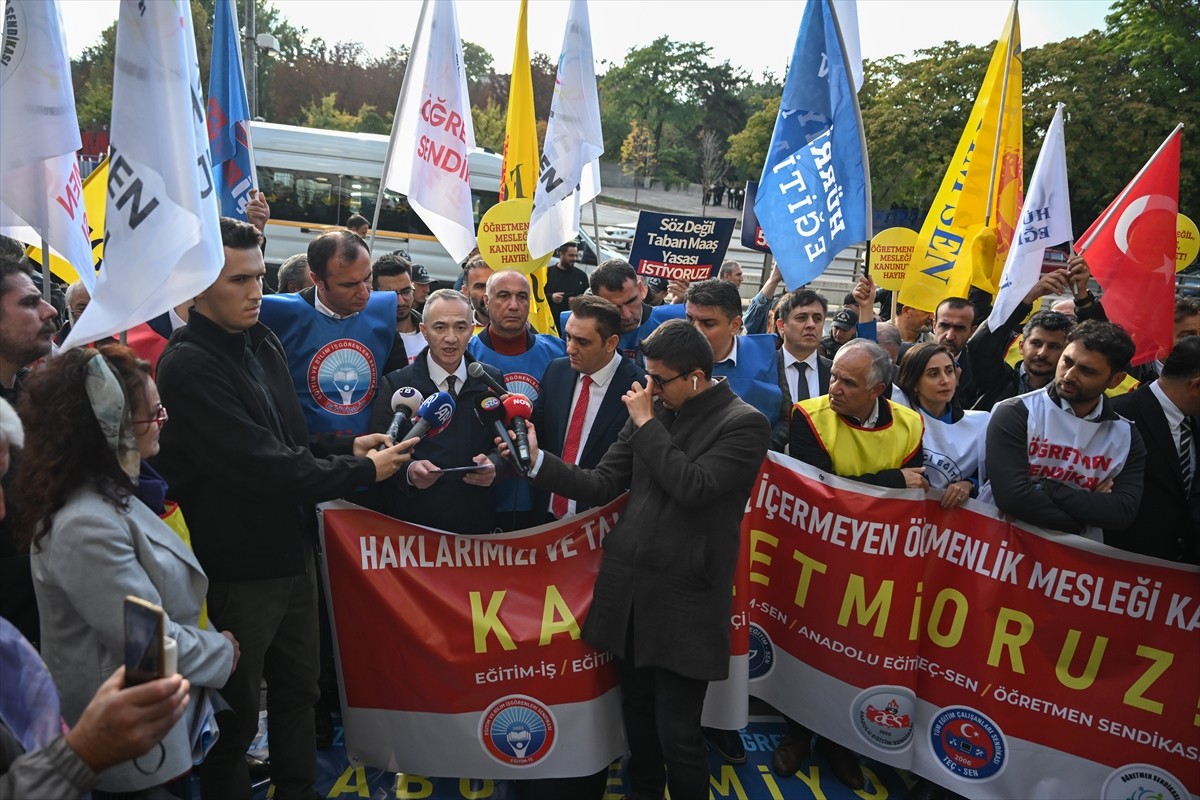 CHP ve bazı sendikalar, okullardaki sorunlara dikkat çekmek amacıyla eylem yaptı. Türkiye Büyük...