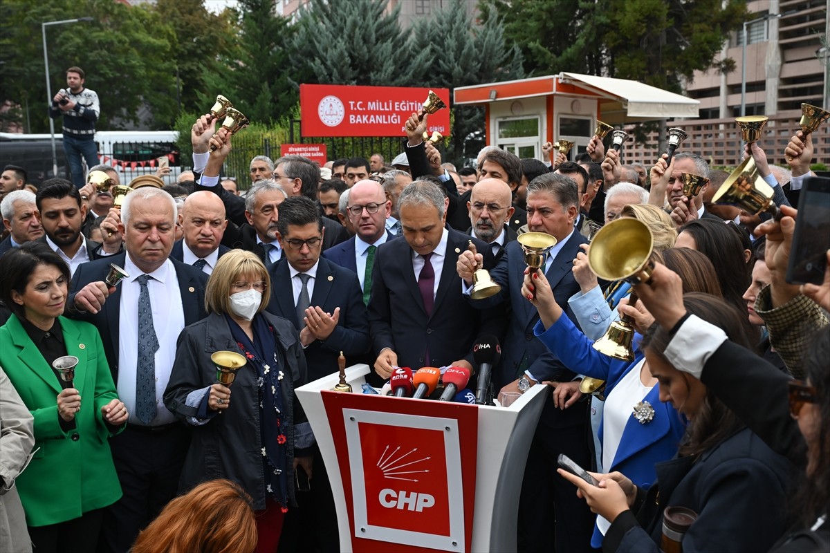 CHP ve bazı sendikalar, okullardaki sorunlara dikkat çekmek amacıyla eylem yaptı. Türkiye Büyük...