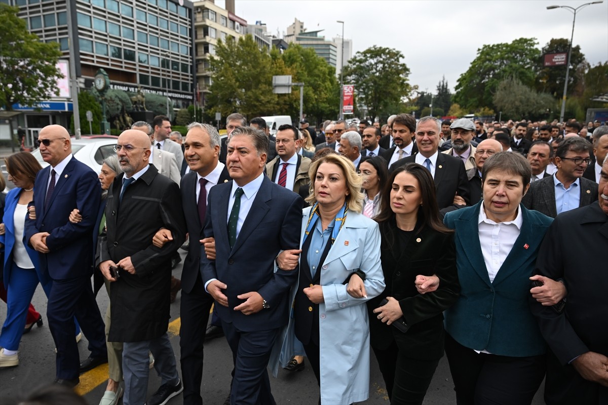 CHP ve bazı sendikalar, okullardaki sorunlara dikkat çekmek amacıyla eylem yaptı. Türkiye Büyük...