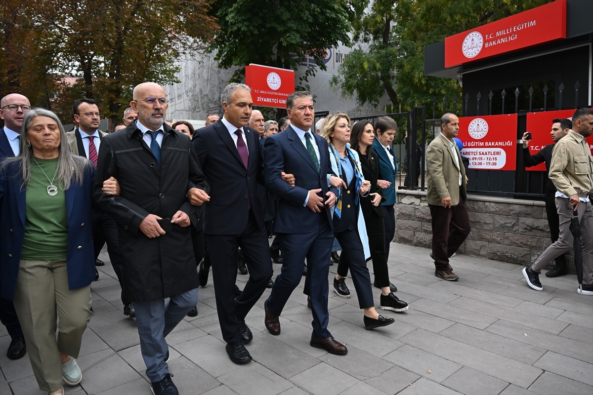 CHP ve bazı sendikalar, okullardaki sorunlara dikkat çekmek amacıyla eylem yaptı. Türkiye Büyük...