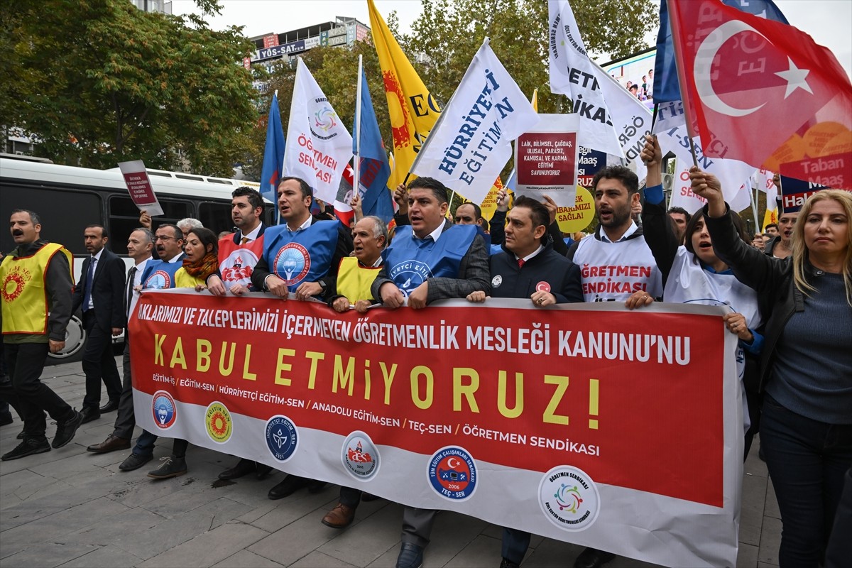 CHP ve bazı sendikalar, okullardaki sorunlara dikkat çekmek amacıyla eylem yaptı. Türkiye Büyük...