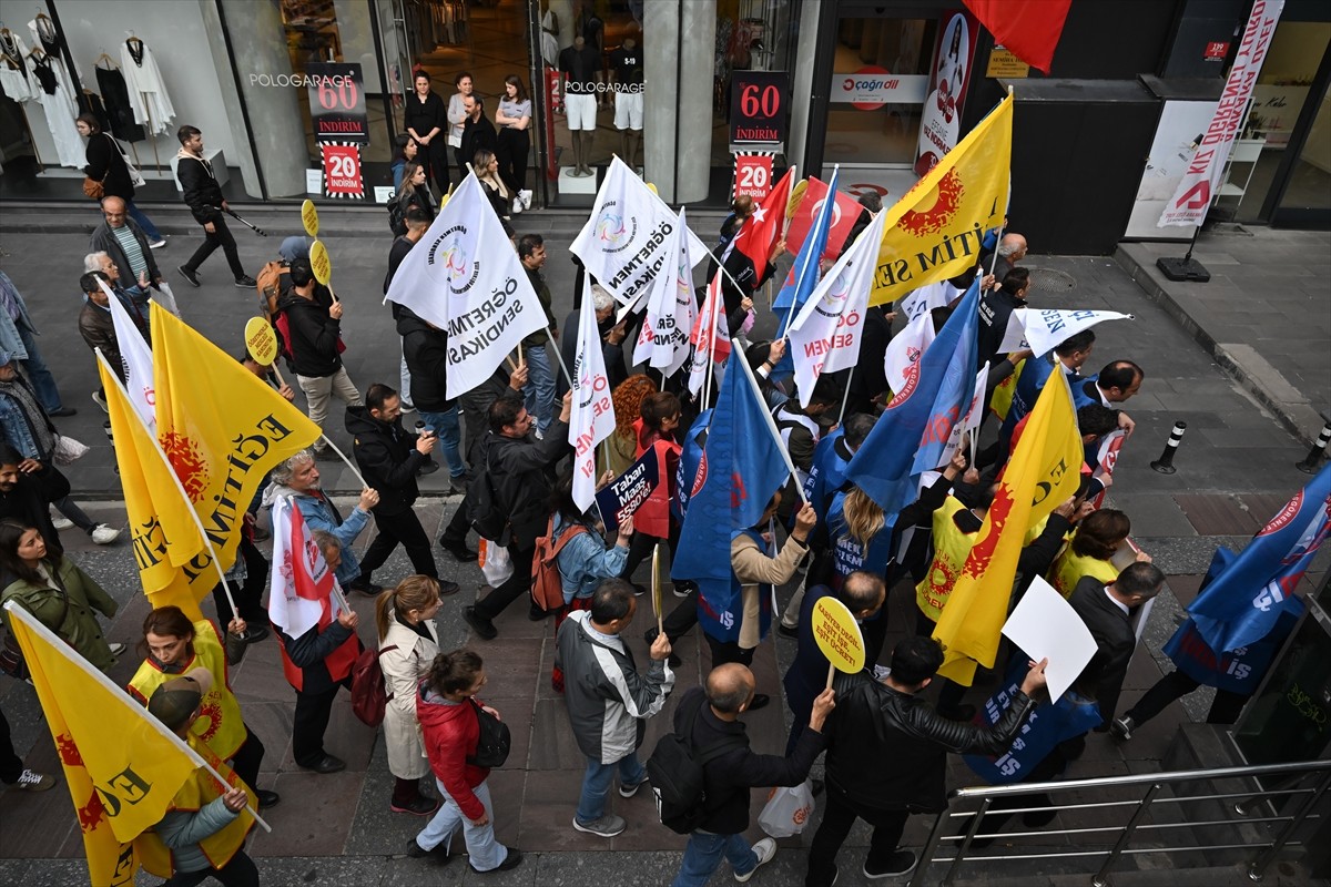 CHP ve bazı sendikalar, okullardaki sorunlara dikkat çekmek amacıyla eylem yaptı. Türkiye Büyük...