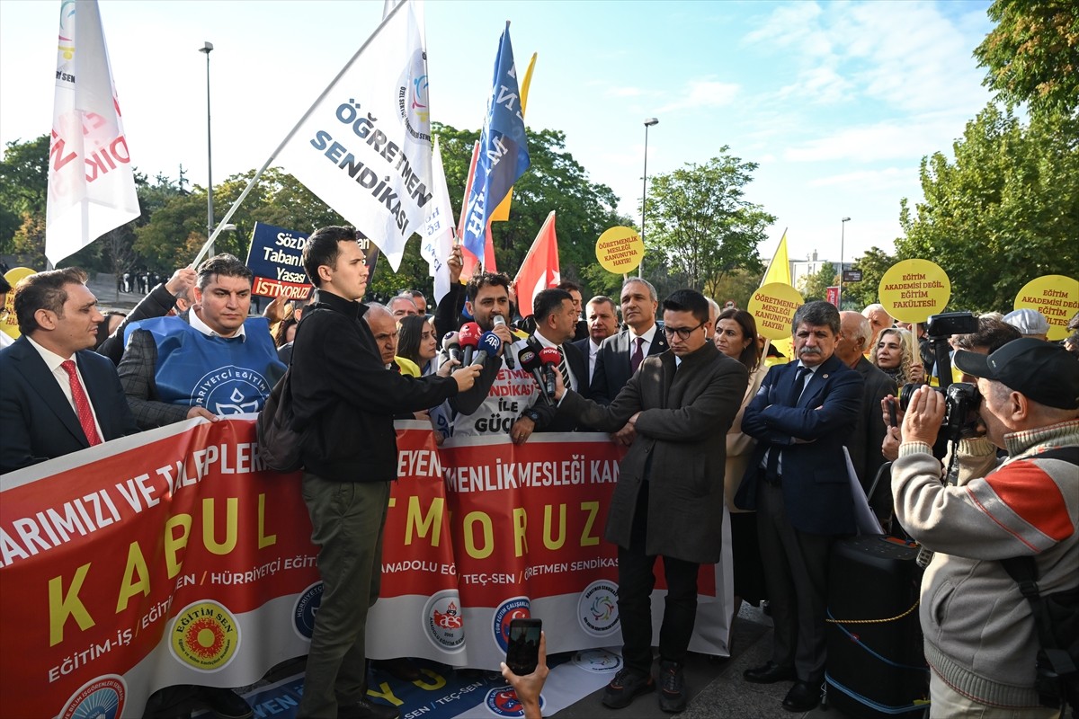 CHP ve bazı sendikalar, okullardaki sorunlara dikkat çekmek amacıyla eylem yaptı. Türkiye Büyük...