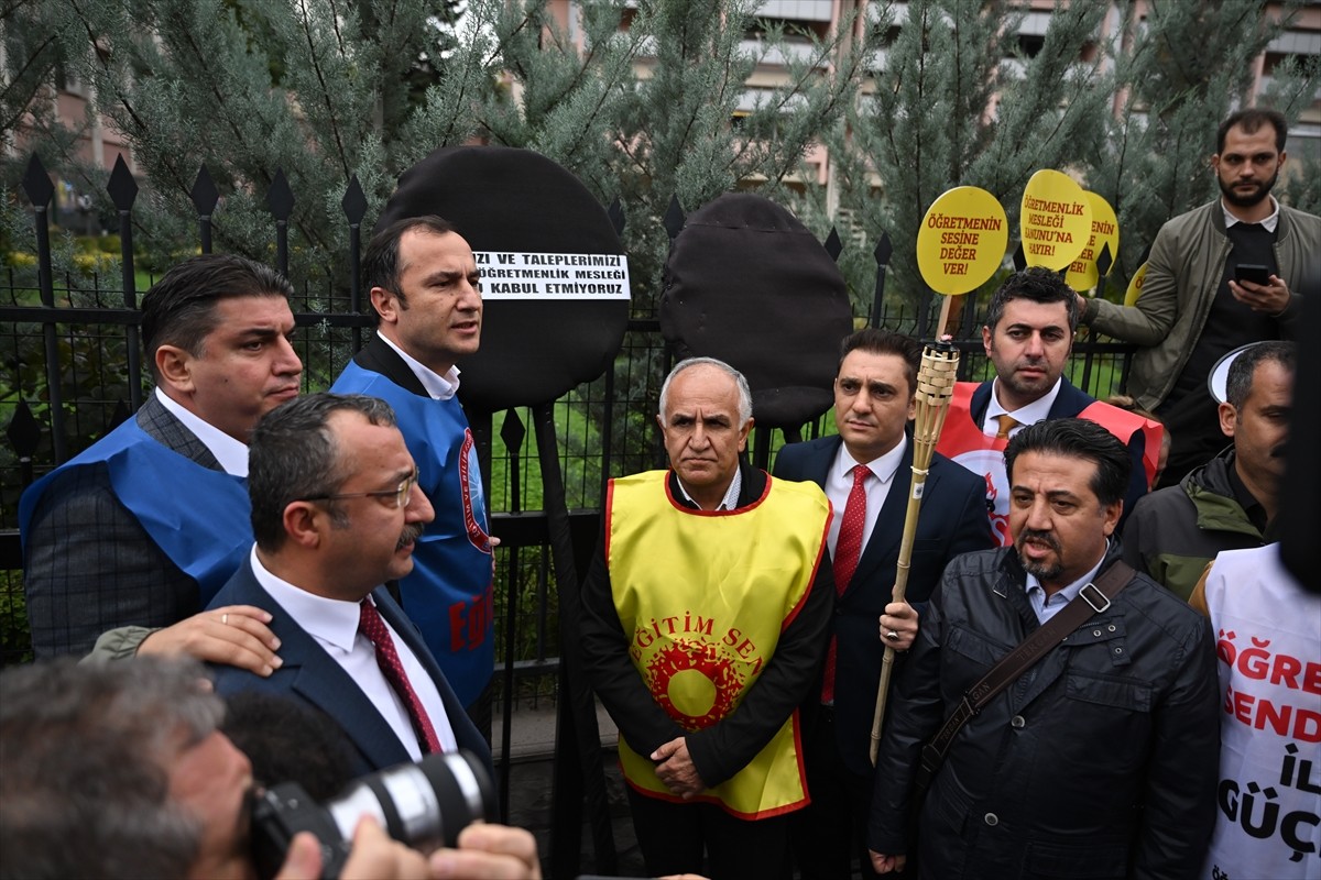 CHP ve bazı sendikalar, okullardaki sorunlara dikkat çekmek amacıyla eylem yaptı. Türkiye Büyük...