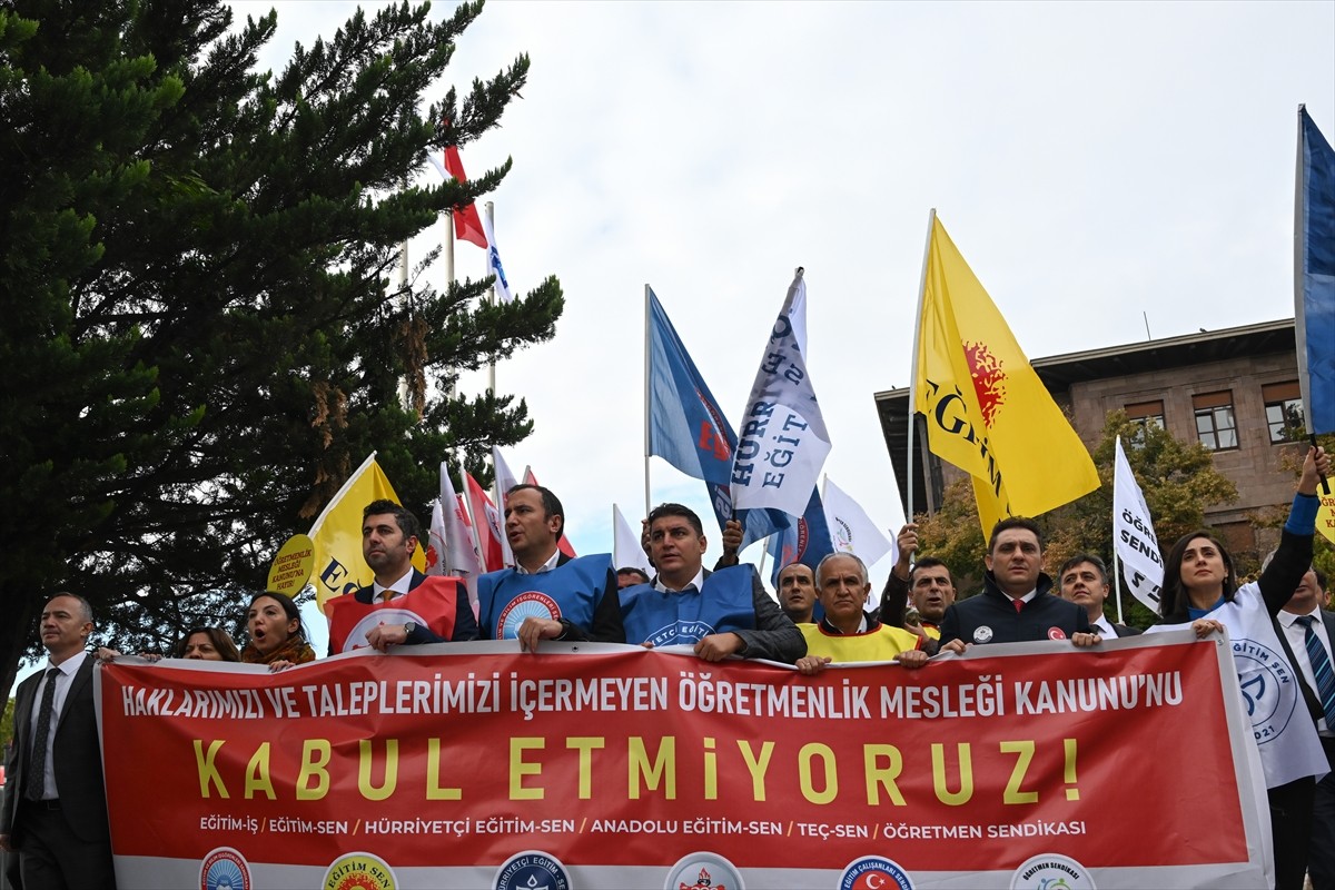 CHP ve bazı sendikalar, okullardaki sorunlara dikkat çekmek amacıyla eylem yaptı. Türkiye Büyük...