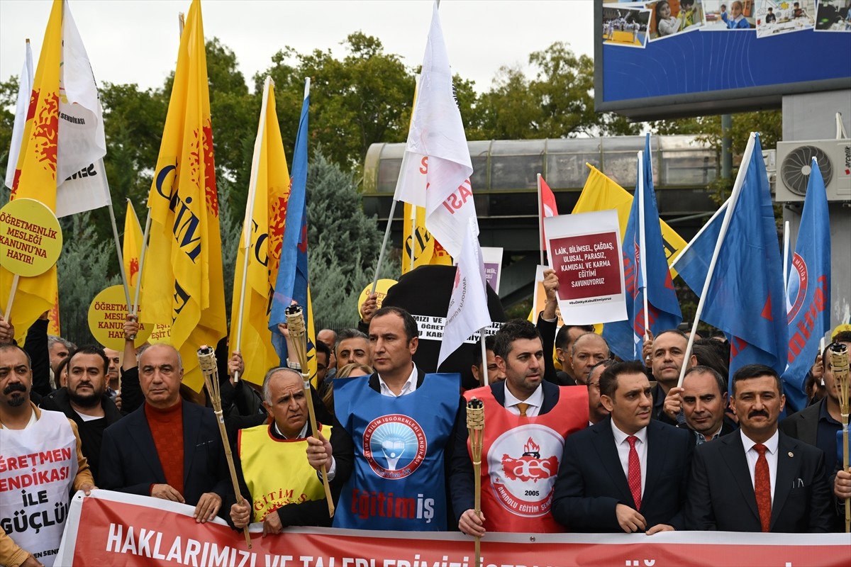 CHP ve bazı sendikalar, okullardaki sorunlara dikkat çekmek amacıyla eylem yaptı. Türkiye Büyük...