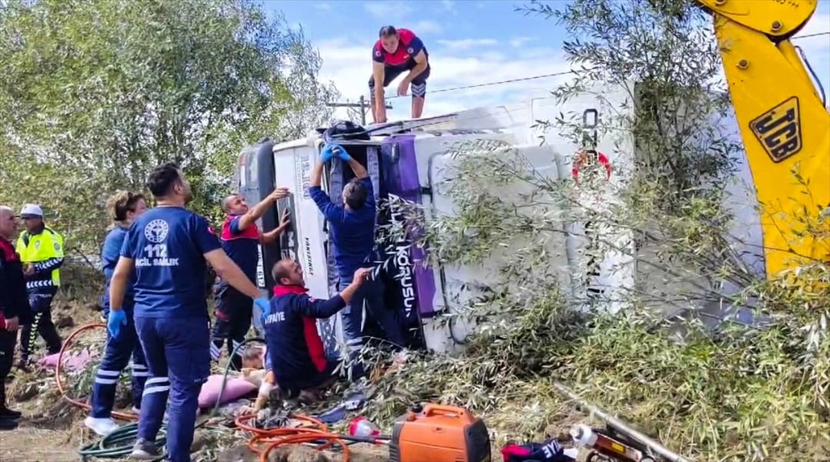 Çorum'un Alaca ilçesinde, kontrolden çıkarak devrilen kamyonda sıkışan 3 kişi yaralandı. Olay...