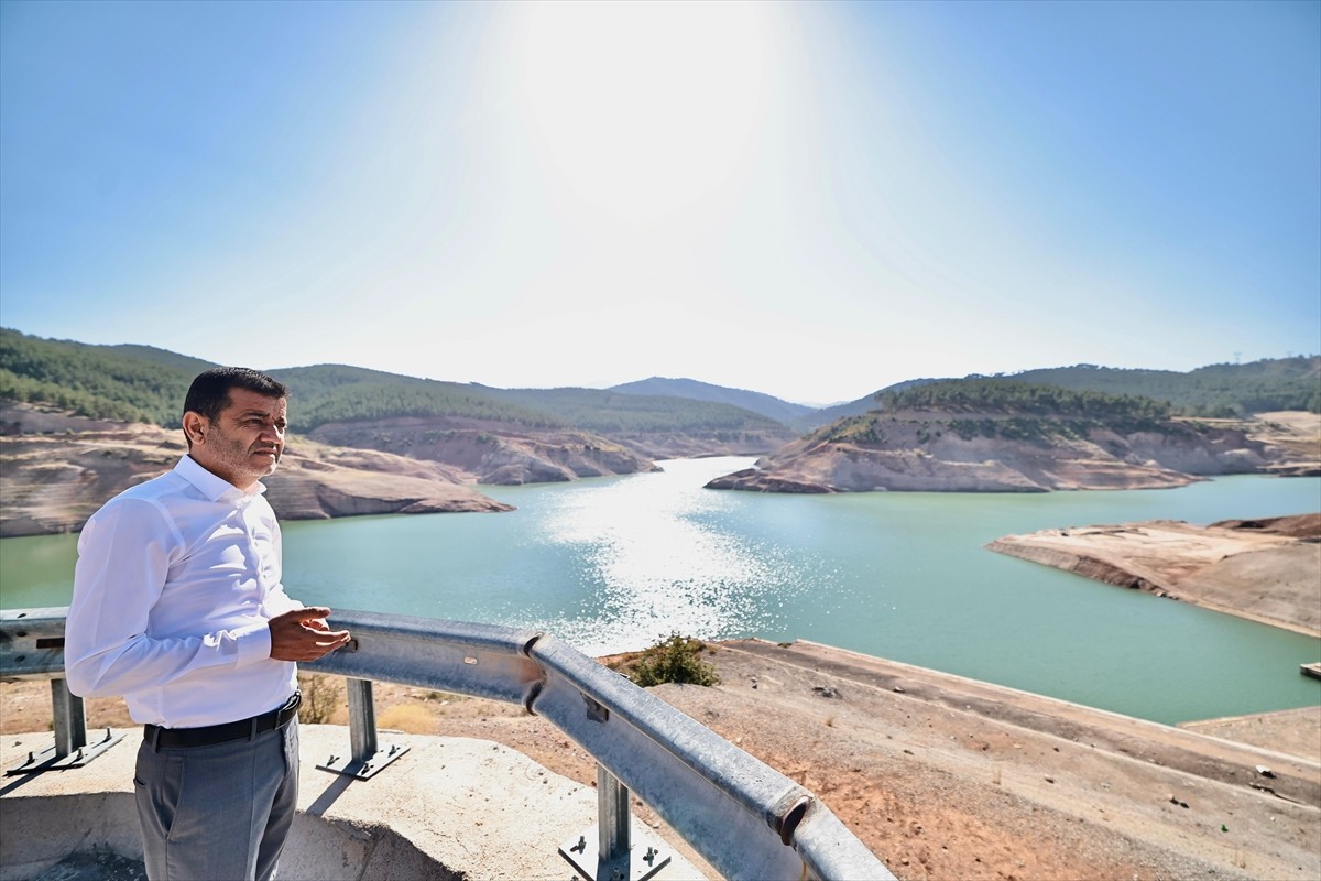 Denizli Büyükşehir Belediye Başkanı Bülent Nuri Çavuşoğlu (solda), Güney ilçesindeki su seviyesi...